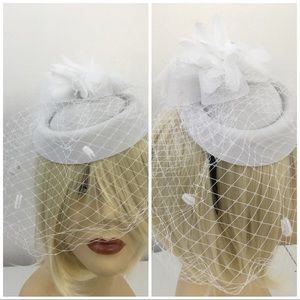 Fascinator with feather and veil. White. New